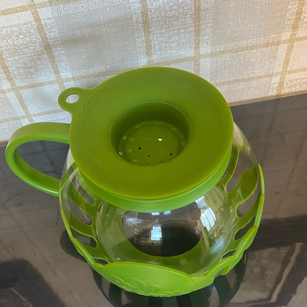 Microwave Popcorn Popper 3-in-1 Lid Measures Kernels and Melts Butter, BPA free - Picture 2 of 7